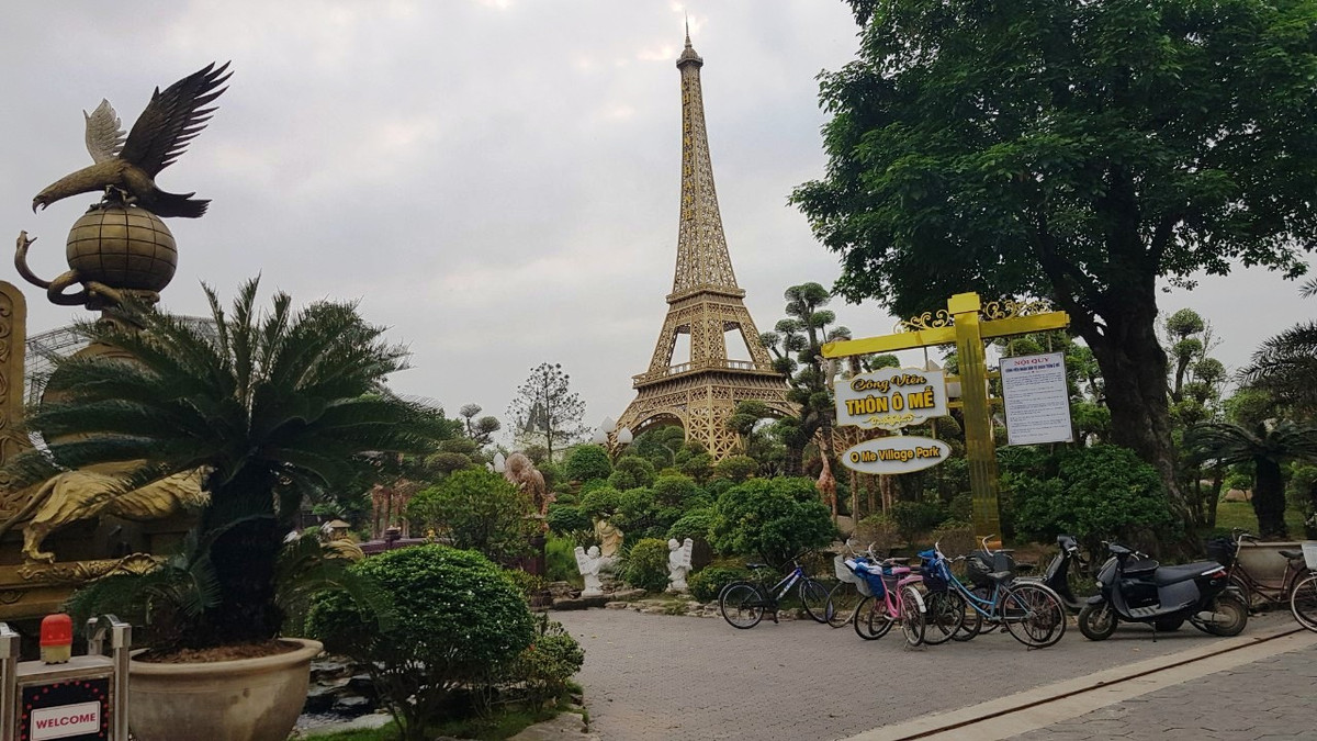 Ông Nguyễn Văn Chiến từng trao đổi với báo chí, bản thân bôn ba từ nhỏ, thủa ấu thơ lớn lên tại đây. Trước đây, khu vực trước làng là cánh đồng, người dân trồng rau màu để mưu sinh, thời điểm đó người dân phun nhiều thuốc sâu. Khi có điều kiện kinh tế, ông Chiến suy nghĩ muốn làm điều gì đó để người dân có nơi vui chơi, giải trí nên quyết định bỏ tiền xây dựng công viên này.