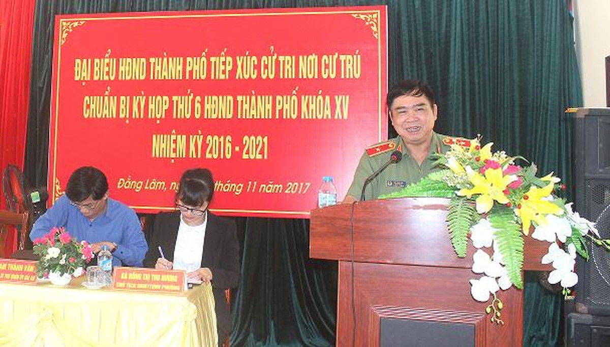 Ông Ca từng nhiều năm công tác tại Công an TP Hải Phòng, trải qua các chức vụ Phó rồi Trưởng phòng Tham mưu Công an TP Hải Phòng. Từ tháng 5/2003 đến tháng 6/2010, ông là Đại tá, Phó Giám đốc Công an thành phố, Thủ trưởng Cơ quan Cảnh sát điều tra, Công an TP Hải Phòng. Từ tháng 7/2010 đến tháng 6/2013: Ủy viên Ban thường vụ Thành ủy, Ủy viên UBND TP, Bí thư Đảng ủy, Giám đốc Công an TP Hải Phòng; đại biểu HĐND TP khóa XIV.