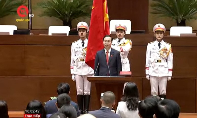 "Dưới cờ đỏ sao vàng thiêng liêng của Tổ quốc, trước Quốc hội và đồng bào cử tri cả nước, Chủ tịch nước Võ Văn Thưởng tuyên thệ: “Tuyệt đối trung thành với Tổ quốc, với nhân dân, với Hiến pháp nước Cộng hòa xã hội chủ nghĩa Việt Nam, nỗ lực phấn đấu hoàn thành tốt nhiệm vụ được Đảng, Nhà nước và nhân dân giao phó”, ông Thưởng tuyên thệ, tay đặt trên cuốn Hiến pháp. 