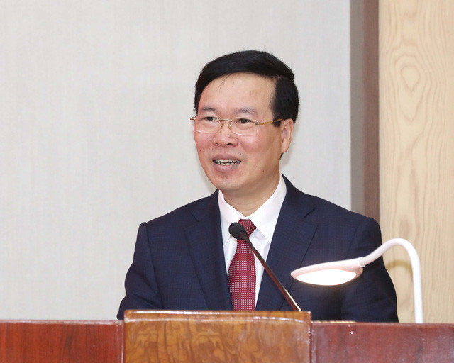 Ông Võ Văn Thưởng sinh ngày 13/12/1970, vào Đảng ngày: 18/11/1993; quê quán xã An Phước, huyện Mang Thít, tỉnh Vĩnh Long; trình độ lý luận chính trị: Cao cấp; trình độ chuyên môn: Thạc sĩ Triết học.