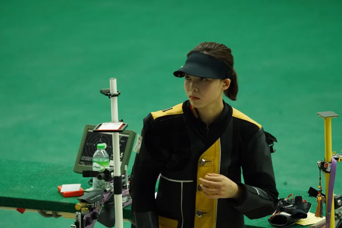 Thanh Thảo tranh tài ở nội dung 10m súng trường nữ. Tay súng trẻ thể hiện bản lĩnh với những loạt đạn chuẩn xác, mang về HCB cho đội tuyển Việt Nam. 