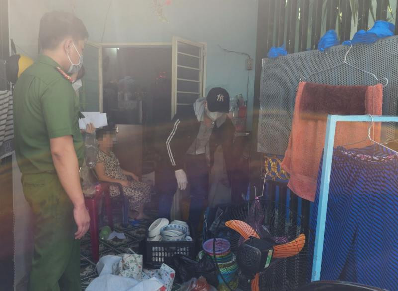 Tại đây, lực lượng Công an nhanh chóng khống chế, bắt giữ 4 “đầu nậu” gồm: Trần Thị Thanh, Nguyễn Thị Ngọc Trinh (SN 1982, trú K572 Ông Ích Khiêm), Huỳnh Tấn Lực (SN 1971, trú K572/118 Ông Ích Khiêm) và Mai Thị Nở (SN 1976, trú 572/171 Ông Ích Khiêm). Phúc "lì" từ tầng 2 đã nhảy qua mái tôn của ngôi nhà cấp 4 kế cận và tẩu thoát. 