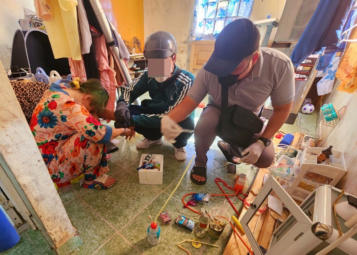 Khoảng 8h sáng ngày 18/3, phát hiện một số đối tượng lạ mặt vào kiệt 572 Ông Ích Khiêm để mua ma túy, khi trở ra, lực lượng trinh sát đã kịp thời khống chế, bắt giữ. Cùng thời điểm, các tổ công tác nhanh chóng tiếp cận, phong tỏa kiệt 572 Ông Ích Khiêm và các kiệt hẻm liên thông, đồng thời phá khóa, phá cửa “đột kích” 4 ngôi nhà của các đối tượng trong chuyên án.