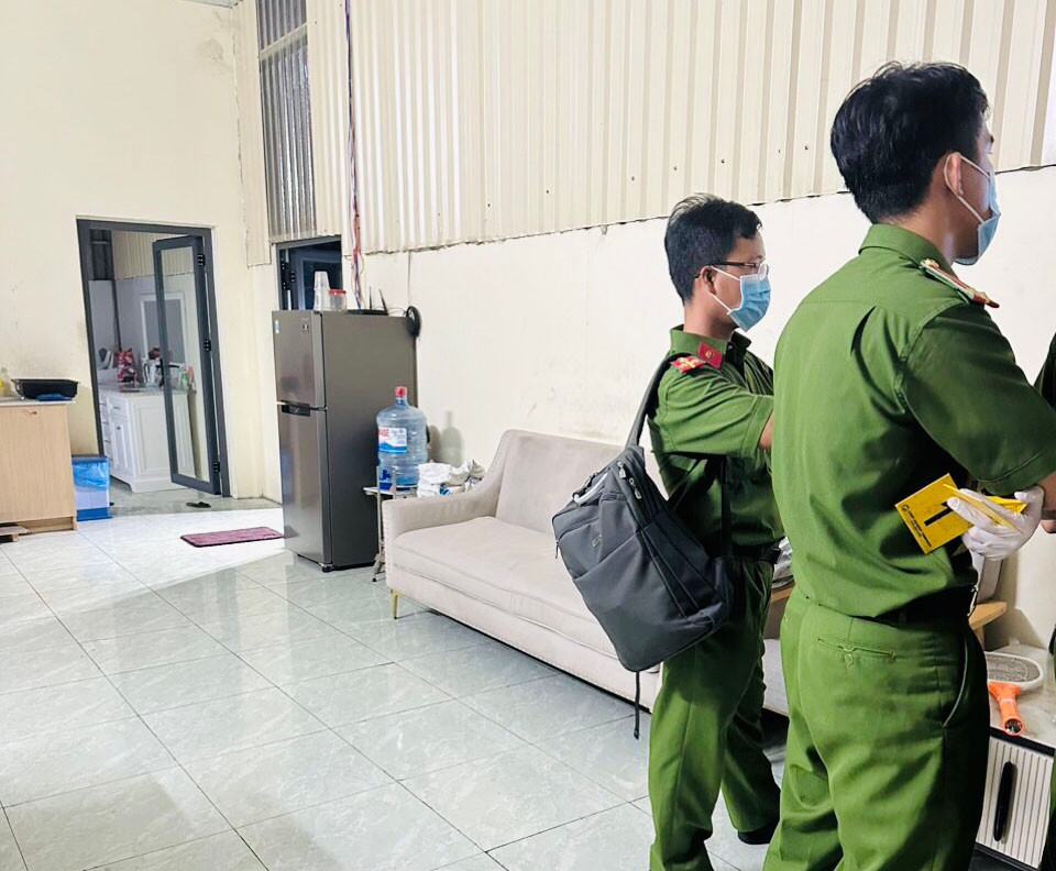 Trước đó, vào hơn 16h30 phút ngày 29/3, bà N.T.H. (người nấu ăn trong công ty, 43 tuổi, quê Bình Phước) đi từ ngoài vào bếp ăn của công ty để nấu ăn thì phát hiện ông Yang Zhong Wu từ trong nhà ăn bước vội ra ô tô biển số 61C- 450… đi khỏi công ty. Khi vào nhà vệ sinh, bà H. phát hiện chị L.T.M. (kế toán công ty) đã tử vong trong tư thế nằm úp trên vũng máu, có vết cắt ở cổ; còn tài sản và đồ đạc không bị mất. (Ảnh: Báo Bình Dương)