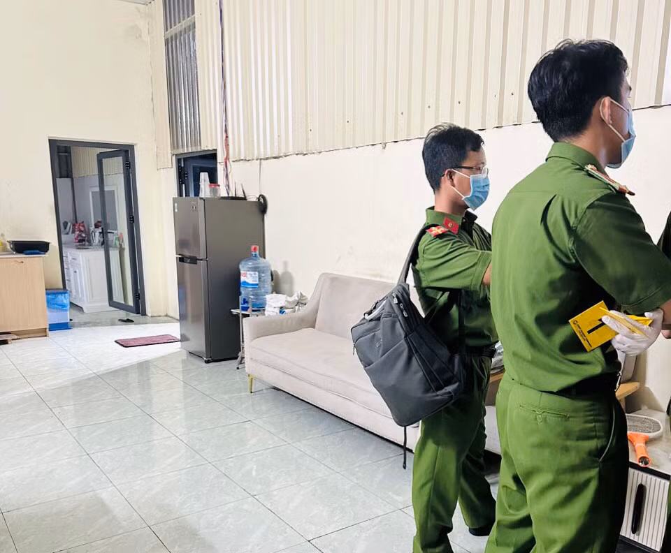 Trước đó, vào hơn 16h30 phút ngày 29/3, bà N.T.H. (người nấu ăn trong công ty, 43 tuổi, quê Bình Phước) đi từ ngoài vào bếp ăn của công ty để nấu ăn thì phát hiện ông Yang Zhong Wu từ trong nhà ăn bước vội ra ô tô biển số 61C- 450… đi khỏi công ty. Khi vào nhà vệ sinh, bà H. phát hiện chị L.T.M. (kế toán công ty) đã tử vong trong tư thế nằm úp trên vũng máu, có vết cắt ở cổ; còn tài sản và đồ đạc không bị mất. (Ảnh: Báo Bình Dương)