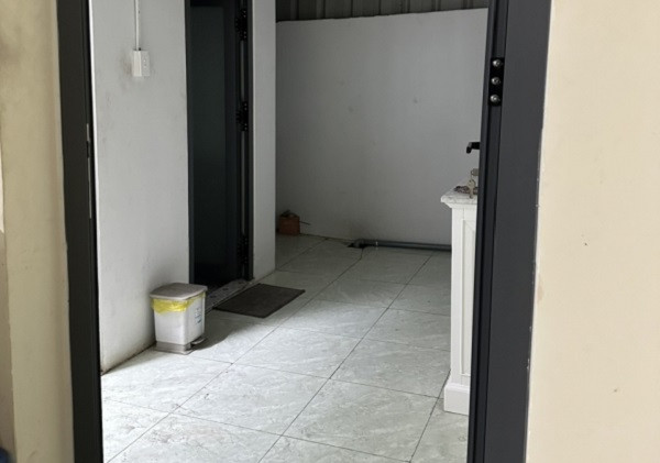 Qua xác minh ban đầu, lực lượng chức năng xác định cách đây khoảng 2 tuần, ông Yang Zhong Wu và nạn nhân có tranh cãi về việc công ty bị mất tài sản, thường xuyên mâu thuẫn tranh cãi tại công ty. Tại hiện trường, lực lượng công an phát hiện, thu giữ một con dao dài khoảng 30cm có dính tóc và vết máu trong bồn rửa tay.