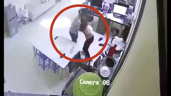 Ngay tối 29/3, Phòng CSHS Công an tỉnh Bình Dương phát thông báo truy tìm nghi phạm Yang Zhong Wu (SN 1976, quốc tịch Trung Quốc), Giám đốc Công ty TNHH Vinh Nhuận.