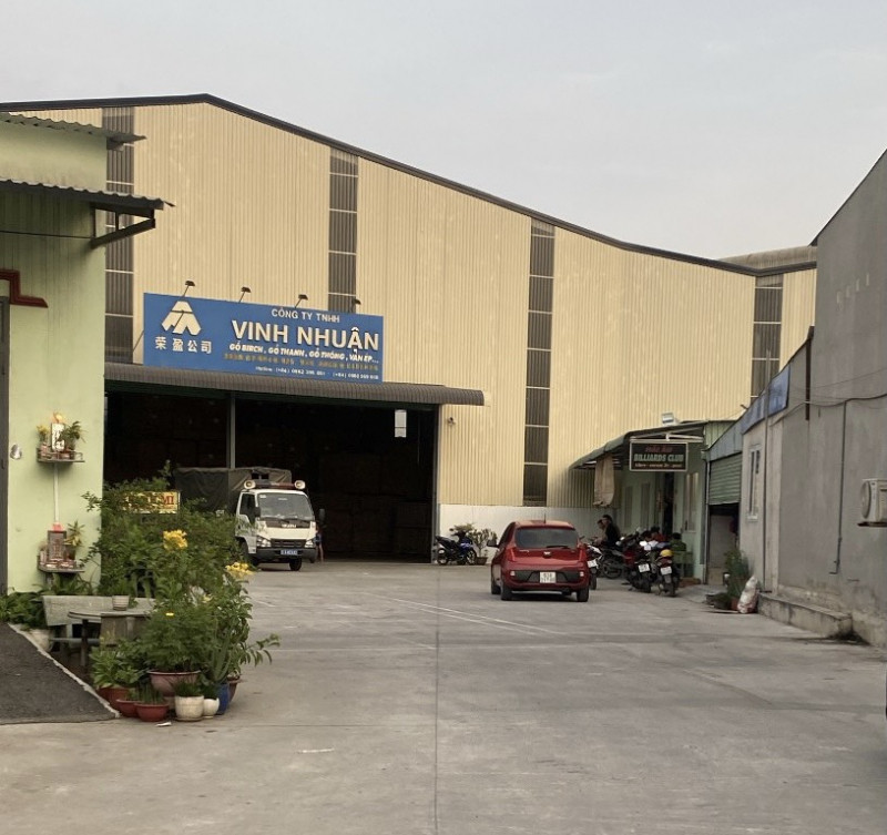 Trao đổi với báo chí, chồng nạn nhân cho biết, vợ anh làm kế toán ở Công ty Vinh Nhuận được 2 năm. Cách đây 1 tuần, giám đốc phát hiện công ty bị mất hàng và nghi là vợ anh và một số người khác lấy. Sau đó, ông ta thuê người tới công ty kiểm tra sổ sách kế toán.