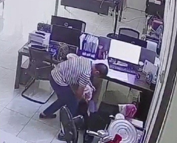 Sau đó, người đàn ông khống chế nữ nhân viên kế toán, dùng tay tác động liên tục vào cơ thể khiến nạn nhân vùng vẫy. Nghi phạm này đã dùng dao đâm nhiều nhát vào người chị M, sau đó kéo lê người phụ nữ vào căn phòng. Sau khi gây án, Yang Zhong Wu rời khỏi công ty trên chiếc xe bán tải màu trắng, biển số 61C- 450.00.