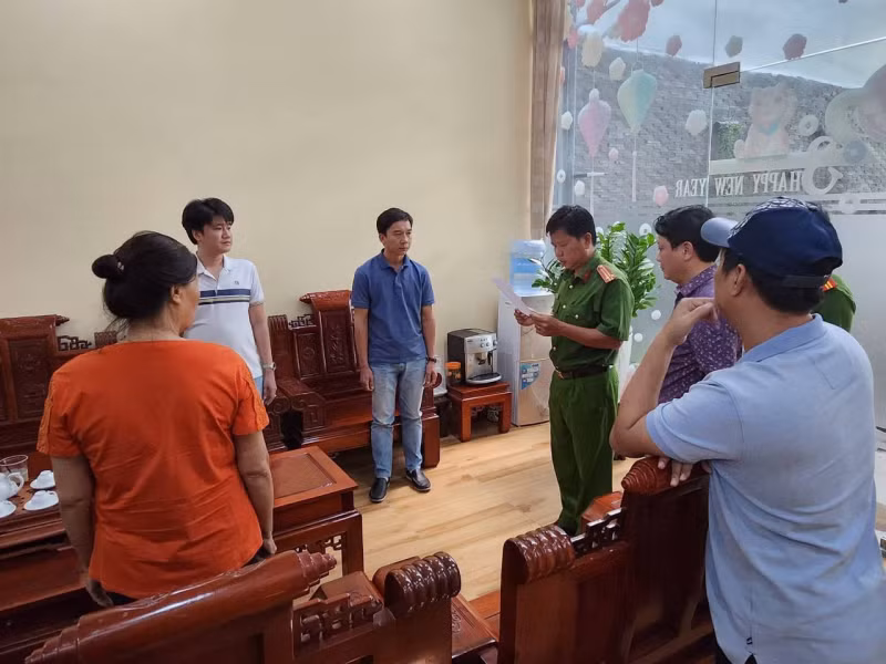 Công ty Luật TNHH Pháp Việt sử dụng thủ đoạn gồm ba cấp độ: Thứ nhất gọi điện đe dọa khách trả tiền; thứ hai gọi điện đe dọa trả tiền nếu không sẽ giết người thân; thứ ba mang bình gas, quan tài, xăng đến đe dọa cho nổ tung cơ quan, nhà của khách hàng và người thân...