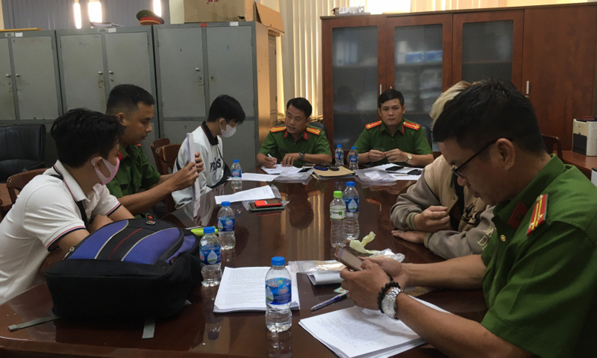 Trong quá trình đòi tiền các thành viên trong nhóm thay nhau gọi điện đe dọa để tăng áp lực với khách hàng. Khi khách hàng trả tiền, các đối tượng yêu cầu gửi vào tài khoản ngân hàng và chụp lại biên lai gửi cho nhân viên công ty để báo cáo nhóm trưởng và nhóm trưởng gửi giám đốc nắm thông qua các trưởng phòng để thanh toán với ngân hàng và công ty tài chính. 