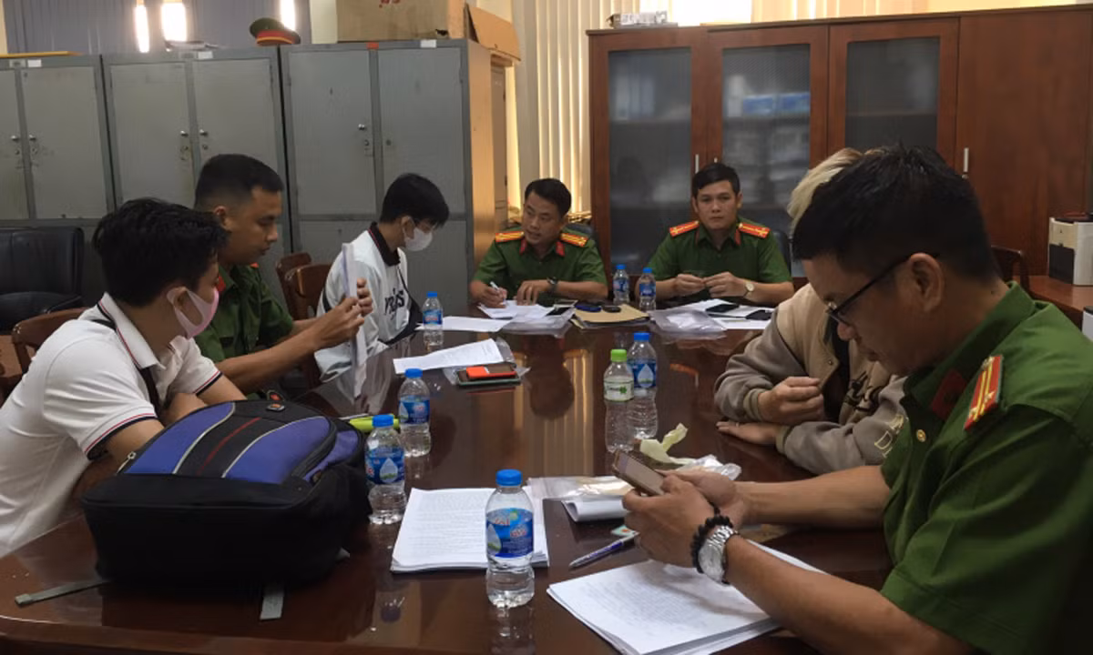 Trong quá trình đòi tiền các thành viên trong nhóm thay nhau gọi điện đe dọa để tăng áp lực với khách hàng. Khi khách hàng trả tiền, các đối tượng yêu cầu gửi vào tài khoản ngân hàng và chụp lại biên lai gửi cho nhân viên công ty để báo cáo nhóm trưởng và nhóm trưởng gửi giám đốc nắm thông qua các trưởng phòng để thanh toán với ngân hàng và công ty tài chính. 