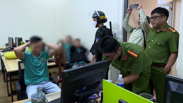 Công ty Luật TNHH Pháp Việt mượn danh nghĩa người có nghề luật sư để đứng tên làm giám đốc và đăng ký kinh doanh hoạt động trợ giúp pháp lý, nhưng chỉ tuyển lao động phổ thông và thực hiện việc đe dọa, khủng bố người khác để đòi nợ thuê; thực tế không trợ giúp pháp lý như pháp nhân đăng ký. Số tiền mà Công ty nhận được từ các công ty tài chính, ngân hàng do phạm tội mà có. 