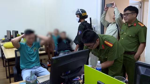 Công ty Luật TNHH Pháp Việt mượn danh nghĩa người có nghề luật sư để đứng tên làm giám đốc và đăng ký kinh doanh hoạt động trợ giúp pháp lý, nhưng chỉ tuyển lao động phổ thông và thực hiện việc đe dọa, khủng bố người khác để đòi nợ thuê; thực tế không trợ giúp pháp lý như pháp nhân đăng ký. Số tiền mà Công ty nhận được từ các công ty tài chính, ngân hàng do phạm tội mà có. 