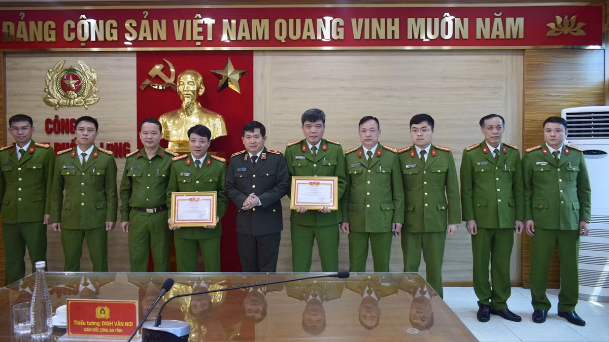 Thiếu tướng Đinh Văn Nơi thưởng nóng tập thể phá vụ đốt 4 máy xúc - Hình 2 Thieu tuong Dinh Van Noi thuong nong tap the pha vu dot 4 may xuc-Hinh-2