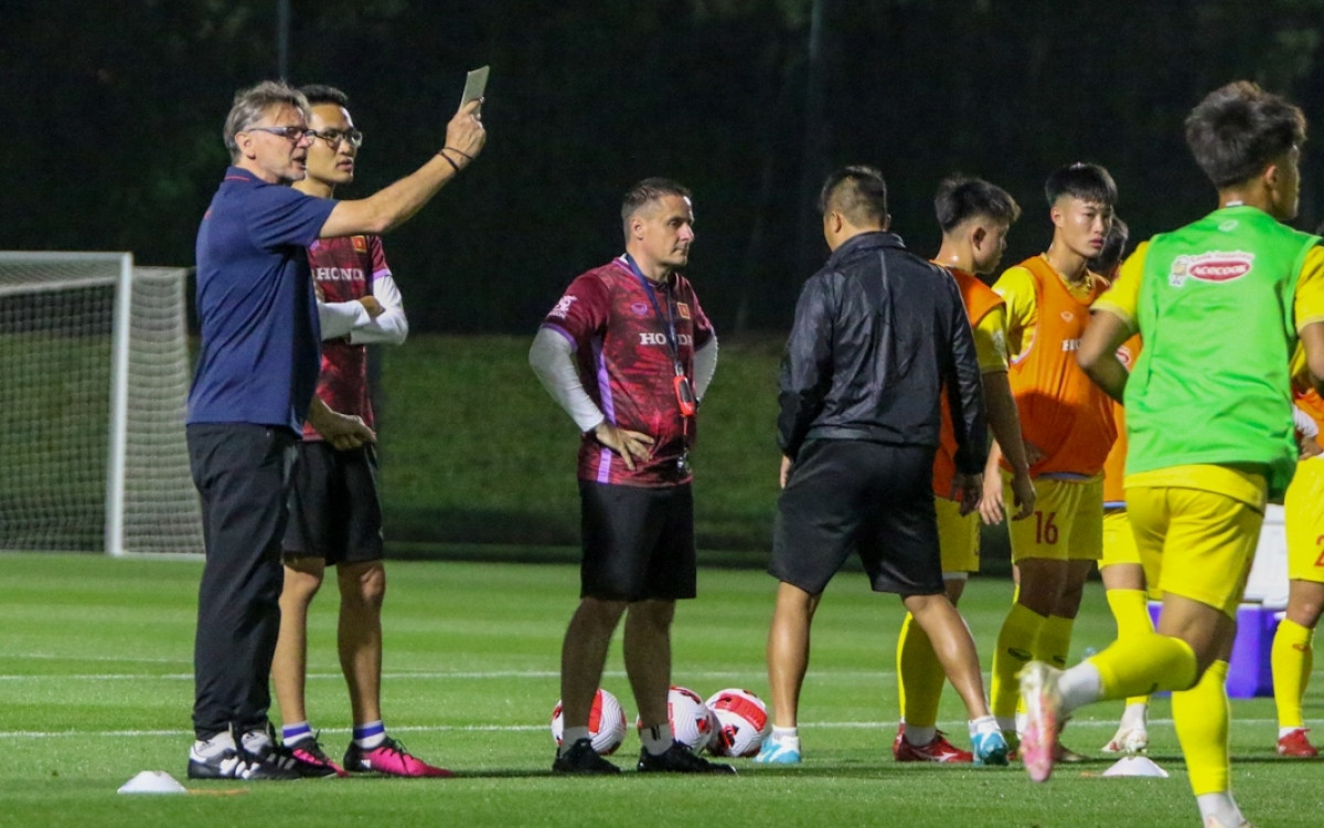 HLV Troussier chon 5 cau thu vao nhom doi truong cua U23 Viet Nam