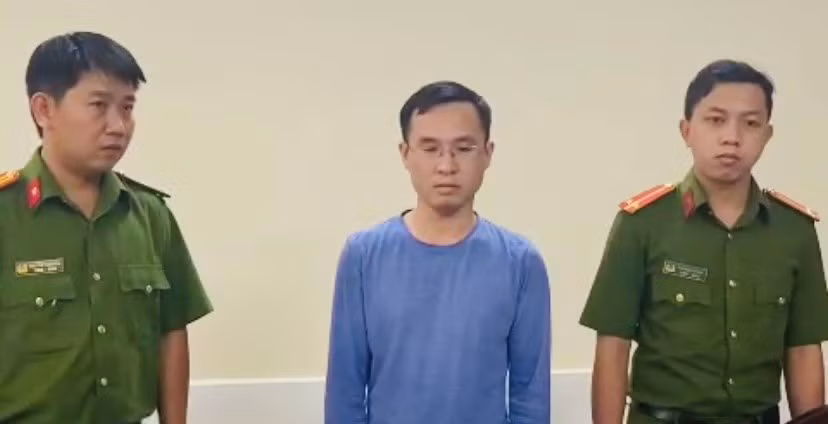 Bat Pho TGD Cty Tien Phong hoi lo can bo Cuc Dang kiem