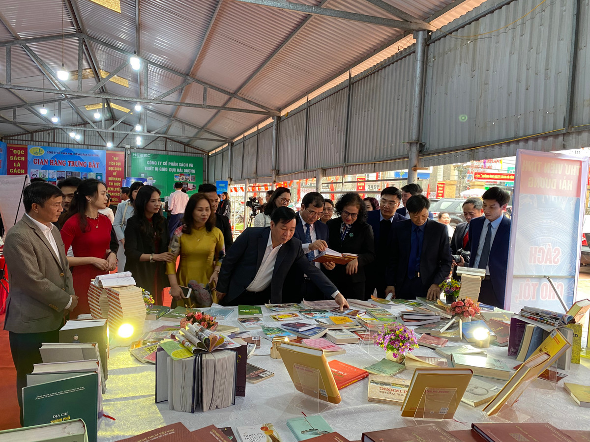 Hải Dương: Xây dựng văn hóa đọc trở thành nét đẹp trong đời sống - Hình 3 Hai Duong: Xay dung van hoa doc tro thanh net dep trong doi song-Hinh-3