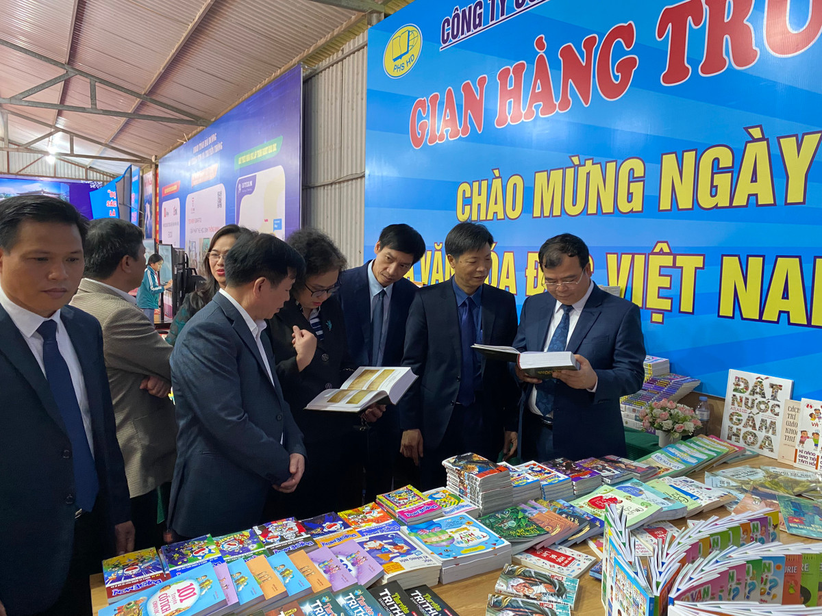 Hải Dương: Xây dựng văn hóa đọc trở thành nét đẹp trong đời sống - Hình 4 Hai Duong: Xay dung van hoa doc tro thanh net dep trong doi song-Hinh-4