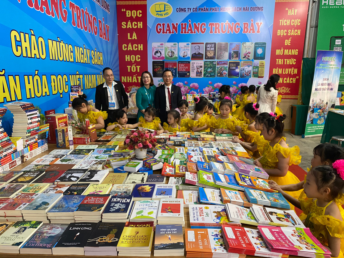 Hải Dương: Xây dựng văn hóa đọc trở thành nét đẹp trong đời sống - Hình 7 Hai Duong: Xay dung van hoa doc tro thanh net dep trong doi song-Hinh-7