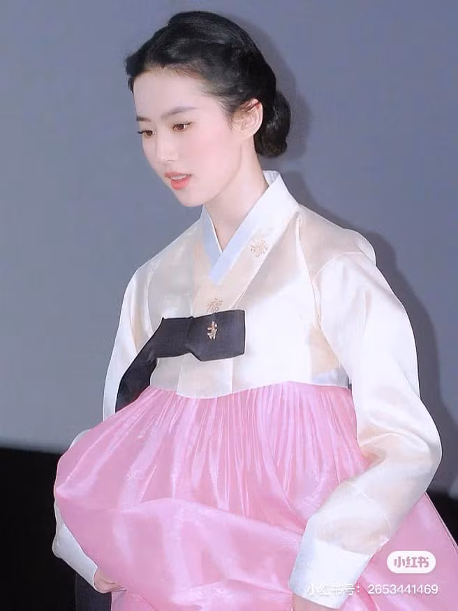 Dân tình mới đây đã 'đào lại' khoảnh khắc Lưu Diệc Phi mặc hanbok vào năm 2011, trong lần cô đi quảng bá phim Thiện Nữ U Hồn tại Hàn. Nữ diễn viên diện trang phục truyền thống Hàn Quốc siêu xinh, đi cùng với tóc búi và makeup tông hồng ton sur ton với trang phục nên trông lại càng điệu và ngọt ngào 