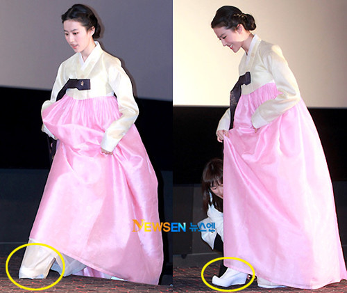 Tại sự kiện hôm đó, Lưu Diệc Phi đôi lần tỏ rõ sự lúng túng khi diện hanbok Hàn. Trang phục có độ phồng lớn, quá dài cộng thêm giày truyền thống xứ kim chi cũng khiến cô di chuyển hơi khó khăn