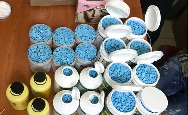 Chiều 9/4/2021, tại Hà Nội, Ban chuyên án bắt quả tang Nguyễn Huy Hồng (SN 1988, trú tại Hoài Đức, Hà Nội) và Lê Thị Thoa (SN 1997, trú tại Tân Sơn, Phú Thọ), thu giữ 12,7 kg ma túy. Tại Hải Dương, bắt quả tang Hoàng Hữu Thành, thu giữ 8,8 kg ma túy tổng hợp. Đấu tranh khai thác, Thành khai còn 5 kiện hàng trong đó có 04 kiện chứa ma túy đang vận chuyển từ Đức về Việt Nam, trong 4 kiện chứa 27 kg ma túy.