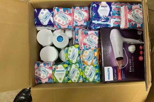 Chiều 13/4/2021 tại Bình Dương, Ban chuyên án bắt quả tang Đặng Văn Vàng (SN 1996; trú tại Yên Thành, Nghệ An) đang nhận một kiện hàng bên trong cất giấu 4,1kg ma túy và Nguyễn Duy Thường (SN 1999; trú tại Lộc Ninh, Bình Phước) đang nhận 01 kiện hàng chứa 5kg ma túy. 