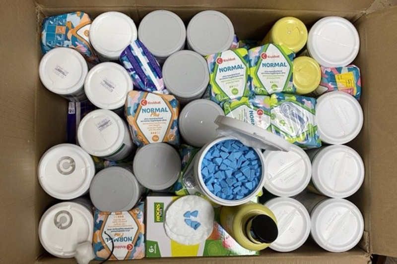 Tại TP HCM, Ban Chuyên án bắt quả tang Lâm Tài (SN 1972; trú tại quận 5) thu giữ 15,6 kg ma túy; Trần Mạnh Tiến (SN 1991, trú tại Nam Định) đang nhận 2 kiện hàng bên trong chứa 24kg ma túy; Nguyễn Phan Hiệp (SN 1980) cùng 1 thùng bưu kiện chứa 9 kg ma túy tổng hợp; Nguyễn Quỳnh Đức (SN 1999, trú tại Gia Lai) thu giữ 4,5kg ma túy. Mở rộng điều tra, khám xét khẩn cấp chỗ ở của Lê Minh Hoàng (SN 1992, trú tại quận 8, TPHCM), thu giữ 2,6 kg ma túy. Cục Cảnh sát điều tra tội phạm về ma túy đã khởi tố 8 vụ án với 16 đối tượng, thu giữ hơn 127kg ma túy các loại và nhiều vật chứng liên quan.