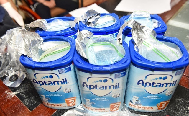 Cùng thời gian trên lực lượng Hải quan Hà Nội phát hiện một lô hàng, gồm 36 kiện trọng lượng hơn 400kg, được gửi từ Amsterdam - Hà Lan qua đường hàng không về Nội Bài. Trên bưu kiện có ghi địa chỉ của người nhận ở Hải Dương, Hà Nội, Bình Dương, TP HCM. Trong đó, một đối tượng trùng với thông tin đối tượng do C04 đang đấu tranh. Lực lượng chức năng tình nghi có 13 kiện hàng chứa ma túy.