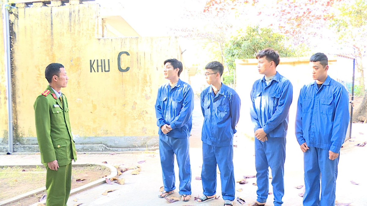  Triệt phá đường dây tổ chức đánh bạc 3.000 tỷ đồng: Ngày 22/12/2022, Phòng Cảnh sát hình sự Công an tỉnh Hưng Yên chủ trì phối hợp với các đơn vị nghiệp vụ thuộc triệt phá chuyên án sử dụng Công nghệ cao để tổ chức đánh bạc và Đánh bạc dưới hình thức game bài trực tuyến trên mạng Internet do Nguyễn Thành Cương (SN 1996, trú tại xã Minh Châu, huyện Yên Mỹ, Hưng Yên) cầm đầu, bắt giữ 13 đối tượng tại nhiều tỉnh, thành, thu giữ nhiều vật chứng có liên quan gồm điện thoại di động; thẻ ngân hàng, hơn 10.000 trang tài liệu liên quan đến hành vi phạm tội của các đối tượng... Cơ quan điều tra đã làm rõ số tiền giao dịch các đối tượng lên đến gần 3.000 tỷ đồng.