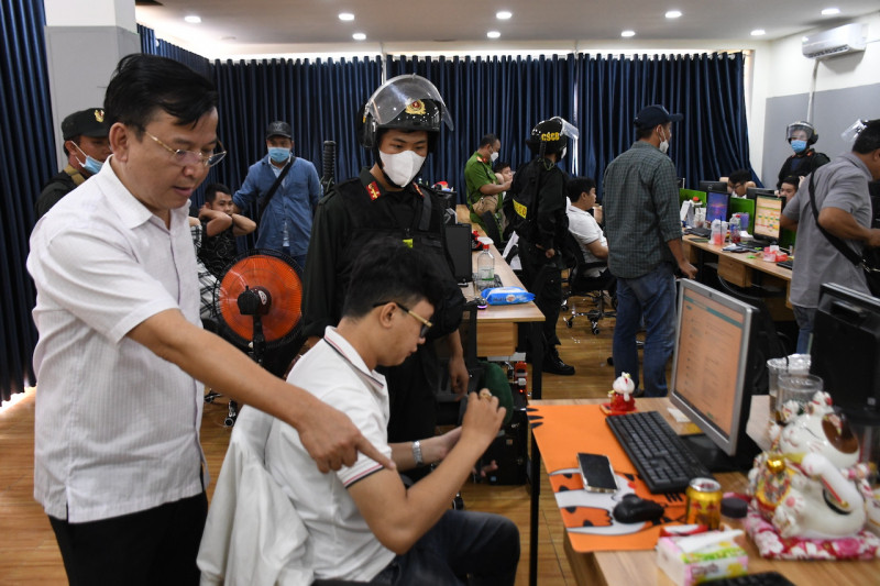 Ngày 23/2, Công an tỉnh Tiền Giang đã khởi tố, bắt tạm giam Trần Văn Châu, Hồ Quốc Hùng và 3 người khác về tội Cưỡng đoạt tài sản. Ngoài ra, cơ quan điều tra làm việc hơn 130 người liên quan khác, thu giữ 190 CPU máy tính để bàn, laptop và nhiều tài liệu lưu trữ khác.