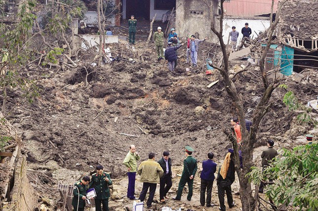  Nổ kho phế liệu ở Bắc Ninh, nhiều người thương vong: Khoảng 4h30 ngày 3/1/2018, một vụ nổ kinh hoàng tại kho phế liệu ở thôn Quan Độ (xã Văn Môn, huyện Yên Phong, tỉnh Bắc Ninh) đã cướp đi sinh mạng bé Nguyễn Tiến N (1 tuổi) và Đặng Thùy Tr (2 tuổi, đều trú tại thôn Quan Độ) và làm bị thương 9 người. Vụ nổ làm sập 5 ngôi nhà kế bên. Công an Bắc Ninh khi đó đã khởi tố, tạm giam ông Nguyễn Văn T-chủ cơ sở thu gom phế liệu trên về hành vi chế tạo, tàng trữ, vận chuyển, sử dụng, mua bán trái phép vũ khí quân dụng. Nguyên nhân vụ nổ do người dân mua vật liệu nổ về đây để chế xuất phế liệu dẫn đến nổ.