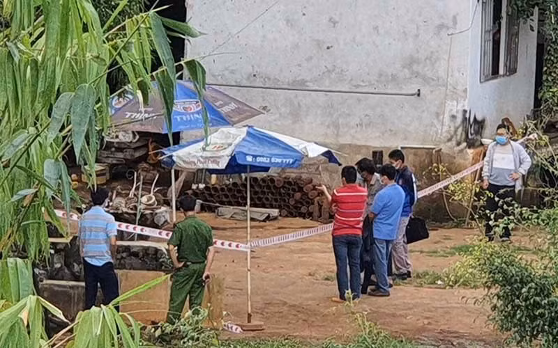  Cưa đầu đạn làm đồ trang trí dẫn đến tử vong: Khoảng 13h ngày 28/8/2021, ông Lê M (SN 1966) - chủ quán cà phê Nhất Minh nằm trên đường Ngô Quyền, thôn 2, xã Trà Đa, TP Pleiku (Gia Lai) dùng máy cưa sắt để cưa đầu đạn phía sau nhà. Khi đang cưa, đầu đạn phát nổ khiến ông M tử vong tại chỗ, thi thể bị biến dạng. Ông M có đam mê dùng đầu đạn để làm các vật dụng trang trí.