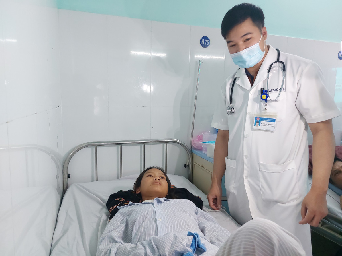 Đến 16h cùng ngày, anh A Nhi lấy cây rựa chặt quả đạn. Thời điểm này, ông A Tu, chị Y Khung và 3 cháu nhỏ gồm A Phước, 4 tuổi (con trai A Nhi); A Tiến, 12 tuổi (con ông A Tu) và A Thuận, 12 tuổi (cháu ruột ông A Tu) đang ngồi gần đó. Quả đạn phát nổ khiến A Nhi tử vong tại chỗ, cháu A Phước được đưa đi cấp cứu và tử vong sau đó. Những trường hợp bị thương được đưa đi cấp cứu. Hiện cơ quan chức năng tiếp tục điều tra làm rõ vụ việc. (Ảnh: Chị Y Khung đang điều trị tại bệnh viện).