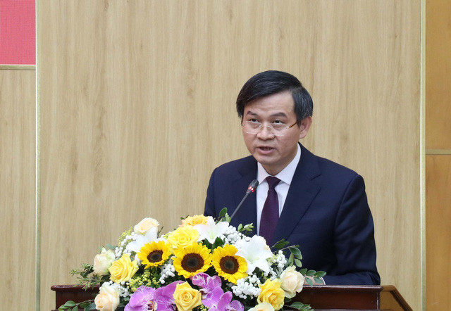 Ông Đoàn Minh Huấn, sinh ngày 3/4/1971, Quê quán: xã Sơn Long, huyện Hương Sơn, tỉnh Hà Tĩnh, có trình độ chuyên môn Phó Giáo sư, Tiến sĩ Lịch sử Đảng.