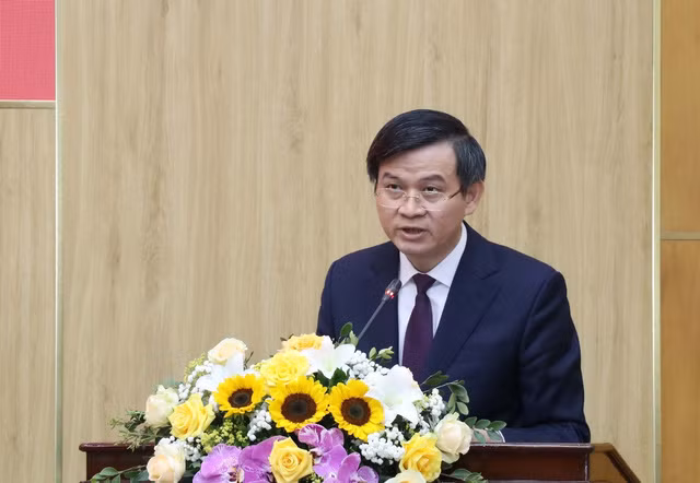 Ông Đoàn Minh Huấn, sinh ngày 3/4/1971, Quê quán: xã Sơn Long, huyện Hương Sơn, tỉnh Hà Tĩnh, có trình độ chuyên môn Phó Giáo sư, Tiến sĩ Lịch sử Đảng.