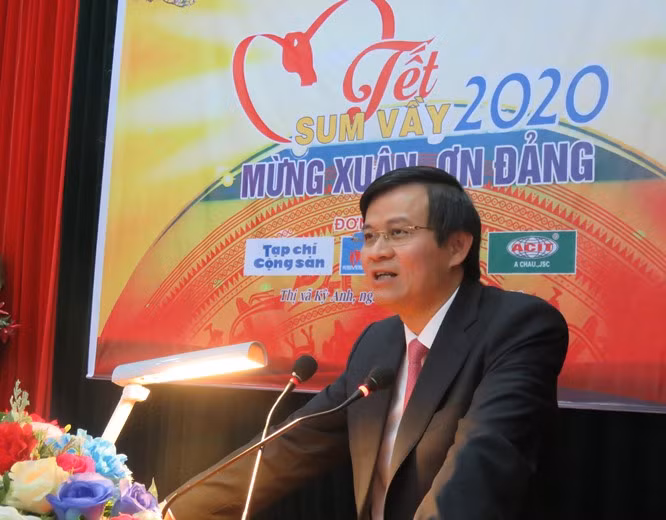 Ông Huấn là Ủy viên Trung ương Đảng: Khóa XII (dự khuyết), XIII; Tổng Biên tập Tạp chí Cộng sản (7/2017 - 3/2023); Bí thư Tỉnh ủy Ninh Bình (từ 31/3/2023). 