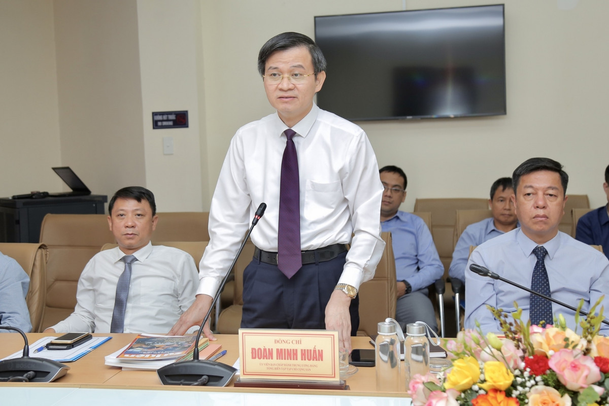 Quá trình công tác, ông Đoàn Minh Huấn trải qua nhiều vị trí, chức vụ. Trước 3/2016: Giảng viên; Phó Trưởng khoa, Trưởng khoa Lịch sử Đảng; Trưởng khoa Dân tộc, Tôn giáo và Tín ngưỡng; Trưởng khoa Chính trị học; Phó Bí thư Đảng ủy, Phó Giám đốc Học viện Chính trị - Hành chính Khu vực I; Bí thư Đảng ủy - Giám đốc Học viện Chính trị Khu vực I, Học viện Chính trị Quốc gia Hồ Chí Minh 