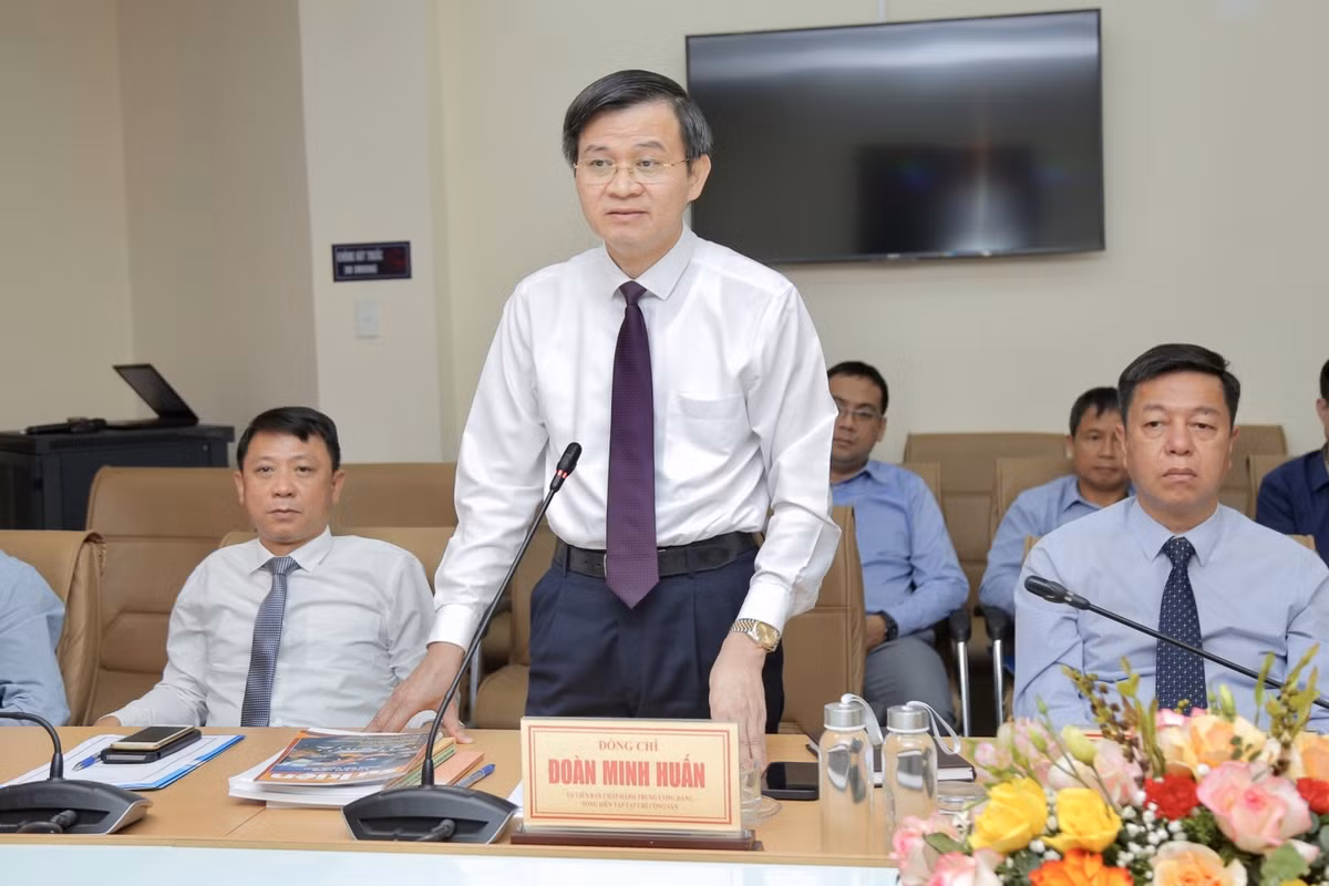 Quá trình công tác, ông Đoàn Minh Huấn trải qua nhiều vị trí, chức vụ. Trước 3/2016: Giảng viên; Phó Trưởng khoa, Trưởng khoa Lịch sử Đảng; Trưởng khoa Dân tộc, Tôn giáo và Tín ngưỡng; Trưởng khoa Chính trị học; Phó Bí thư Đảng ủy, Phó Giám đốc Học viện Chính trị - Hành chính Khu vực I; Bí thư Đảng ủy - Giám đốc Học viện Chính trị Khu vực I, Học viện Chính trị Quốc gia Hồ Chí Minh 