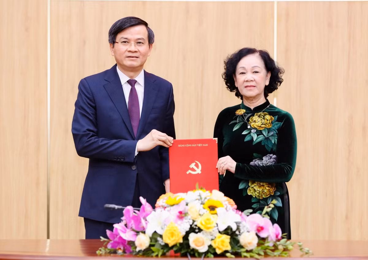 Ngày 31/3, Ban Chấp hành Đảng bộ tỉnh Ninh Bình tổ chức hội nghị mở rộng triển khai quyết định của Bộ Chính trị về công tác cán bộ. Tại hội nghị, ông Nguyễn Quang Dương, Phó Trưởng Ban Tổ chức Trung ương công bố Quyết định của Bộ Chính trị, ông Đoàn Minh Huấn, Ủy viên Trung ương Đảng thôi giữ chức Tổng Biên tập Tạp chí Cộng sản, điều động, chỉ định tham gia Ban Chấp hành, Ban Thường vụ và giữ chức Bí thư Tỉnh ủy Ninh Bình nhiệm kỳ 2020 - 2025. 