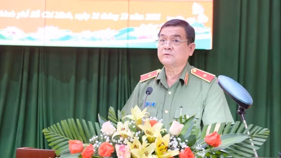 Thiếu tướng Lê Hồng Nam có 18 năm công tác tại Bộ Công an, là cán bộ lãnh đạo có nhiều năm công tác ở Cục Cảnh sát điều tra tội phạm về tham nhũng, kinh tế, buôn lậu - Bộ Công an. Từ cuối năm 2018, ông được điều động, bổ nhiệm làm Giám đốc Công an tỉnh Long An. Đến cuối tháng 6/2020, ông Lê Hồng Nam được điều động và bổ nhiệm Giám đốc Công an TP HCM. Cũng trong năm 2020, ông được Chủ tịch nước thăng cấp hàm từ đại tá lên thiếu tướng. 