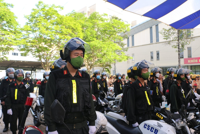 Trong năm 2022, Công an TPHCM đã chủ động, đảm bảo ổn định tình hình, giữ vững an ninh, trật tự, an dân, góp phần thực hiện thành công nhiệm vụ phục hồi và phát triển kinh tế thành phố. Công an TP đã điều tra khám phá 3.171 vụ phạm tội về trật tự xã hội, đạt 74,33%, kéo giảm 156 vụ; triệt phá nhiều đường dây, tổ chức tội phạm lớn, mang tính tiêu biểu của cả nước. Bên cạnh đó, đã phát hiện, xử lý 2.569 vụ với 1.262 đối tượng vi phạm về tham nhũng, kinh tế, buôn lậu và các vi phạm khác; đấu tranh, khám phá 1.294 vụ, bắt giữ 4.074 đối tượng phạm tội về ma túy… 