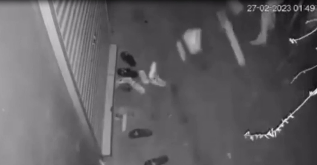 Theo video ghi lại vụ việc, vào thời điểm trên, 2 đối tượng lạ mặt đi trên một chiếc xe máy đến nhà bà Đ.P.T tại một con ngõ trên đường Bắc Sơn (phường Quang Trung, TP Hải Dương). Tại đây một đối tượng đã nổ súng bắn 3 phát vào cửa nhà và nói “Liệu hồn đấy T. nhé”. Sau khi nổ súng, hai đối tượng bỏ đi.