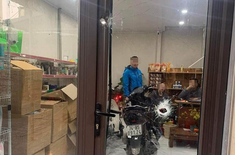 Sau khi sự việc xảy ra, gia đình bà T. đã trình báo lên Công an TP Hải Dương. “Đến nay đã 11 ngày xảy ra sự việc, gia đình tôi sống trong sự hoang mang lo lắng”, bà T. nói và mong cơ quan công an sớm xử lý các đối tượng này. 