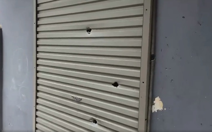 Tại hiện trường, những phát đạn đã làm thủng nhiều lớp cửa, xuyên thủng đầu xe máy, để lại chi chít lỗ trên tường trong nhà.