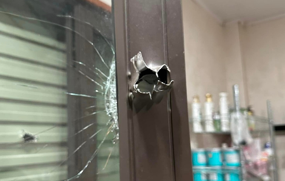 Bà T. cho biết, khi xem lại video bản thân bà thấy rất kinh hoàng. “Các cháu nhỏ kể khi nghe 3 tiếng súng, các cháu rất sợ, chỉ biết trùm chăn và bị ám ảnh”, bà T. kể. 