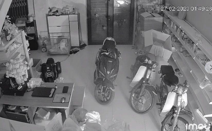 Bà T. cho biết, khi xảy ra sự việc, vợ chồng bà đang đi Thái Lan, trong nhà có 6 người chủ yếu là trẻ em. 