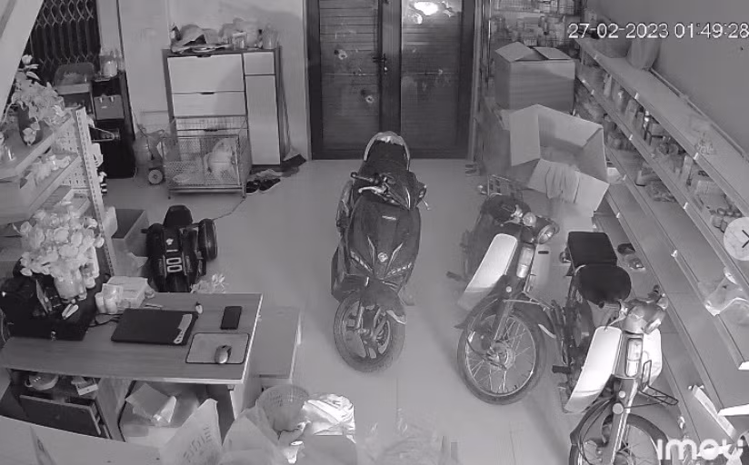 Bà T. cho biết, khi xảy ra sự việc, vợ chồng bà đang đi Thái Lan, trong nhà có 6 người chủ yếu là trẻ em. 