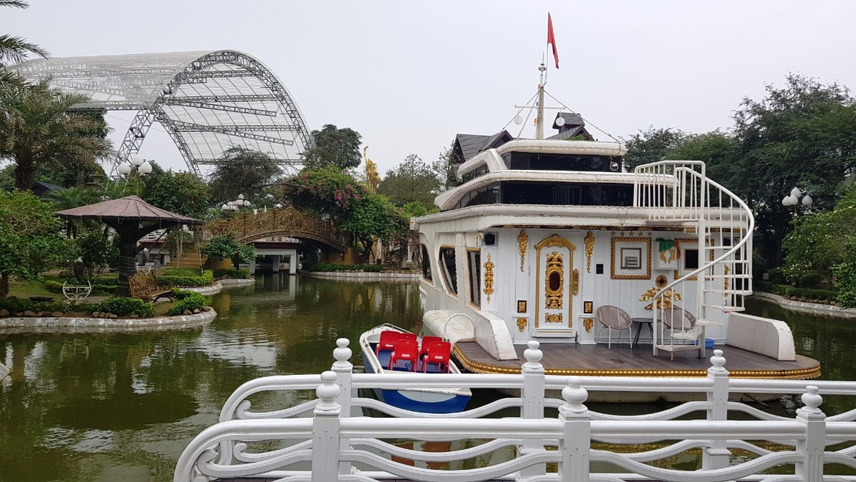 Trên diện tích này, ông Chiến đã xây dựng các hạng mục công trình như nhà để xe, mô hình tháp Eiffel, hòn non bộ,... với tổng diện tích xây dựng khoảng 2.000m2.